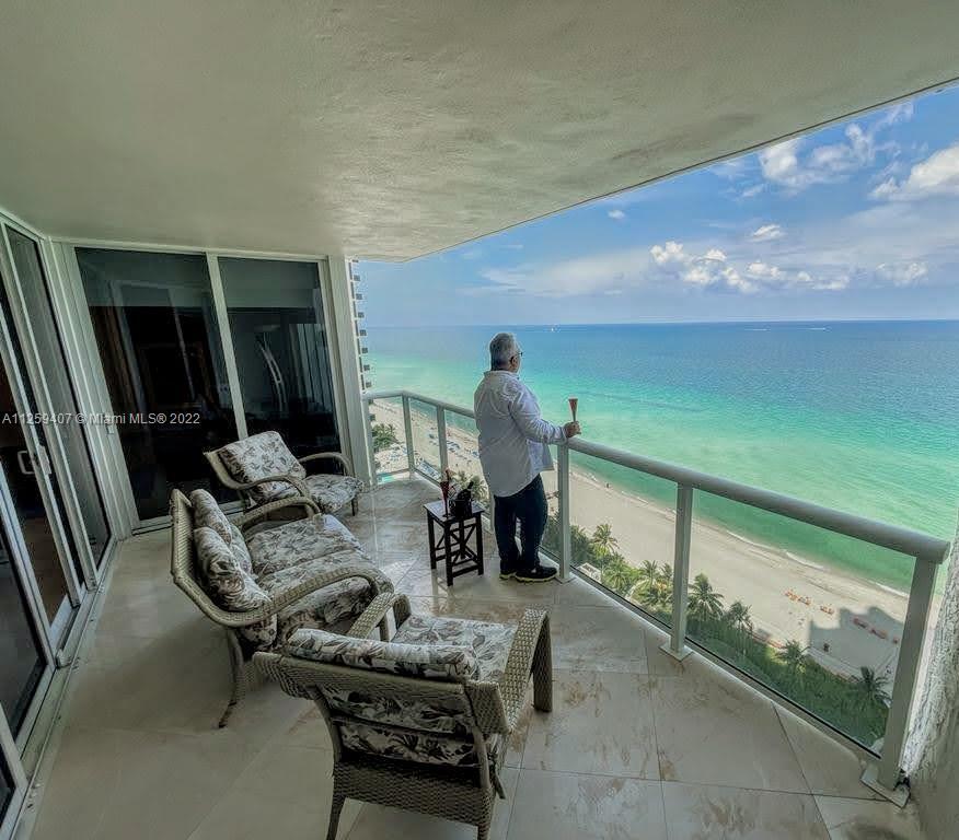 Primary Photo - 19111 Collins Ave