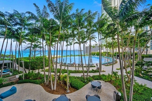 Foto del edificio - 650 NE 32nd St