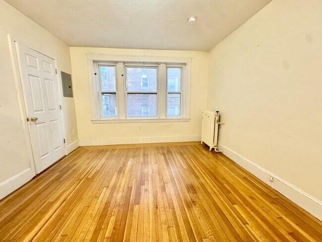 Building Photo - One Bedroom with Heat on GL-B Comm Ave Bri...