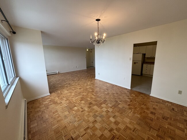 Photo du bâtiment - 1061 Queen's Blvd