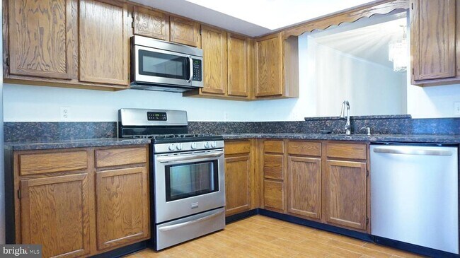 Building Photo - 4117 Hampstead Ln