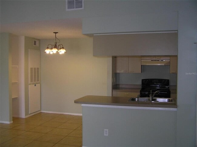 Building Photo - 2550 N Alafaya Trail