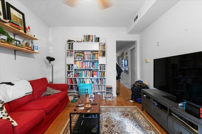 Foto del edificio - 3 bedroom in Chicago IL 60618