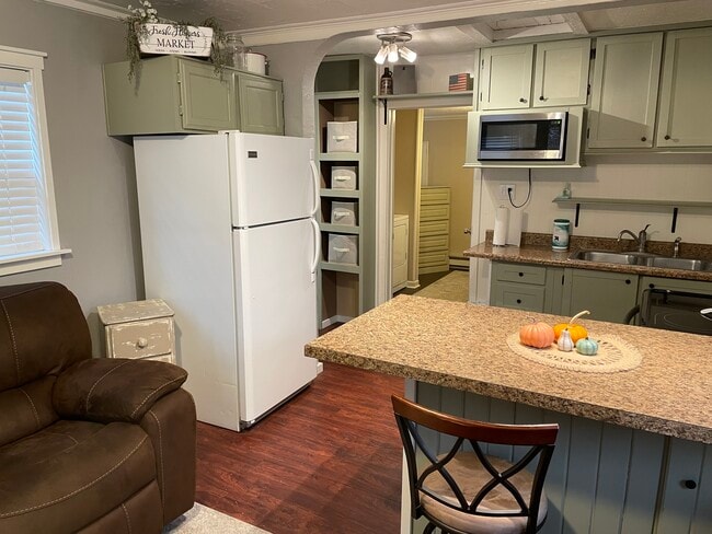 Building Photo - 744 E Oregon St