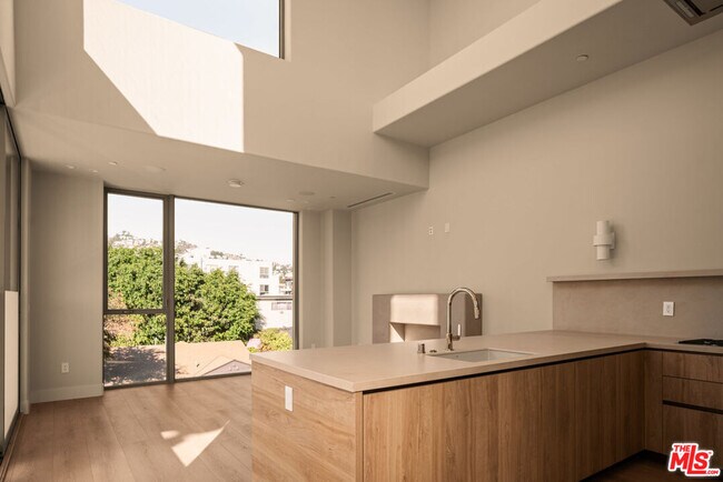 Foto del edificio - 755 N Alfred St