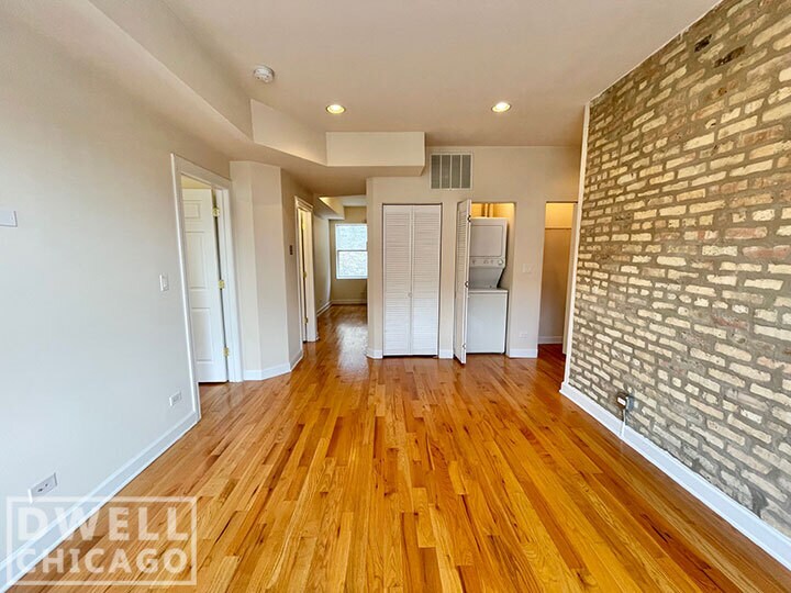 Foto principal - 3352 W Wilson Ave