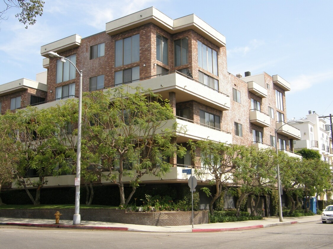 Large unit with high ceilings - 1880 VETERAN Ave