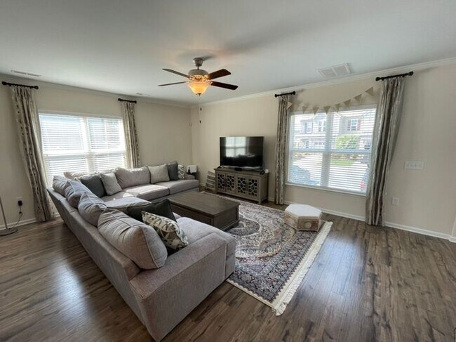 Building Photo - Like new 3 Bedroom townhouse with 2 car ga...