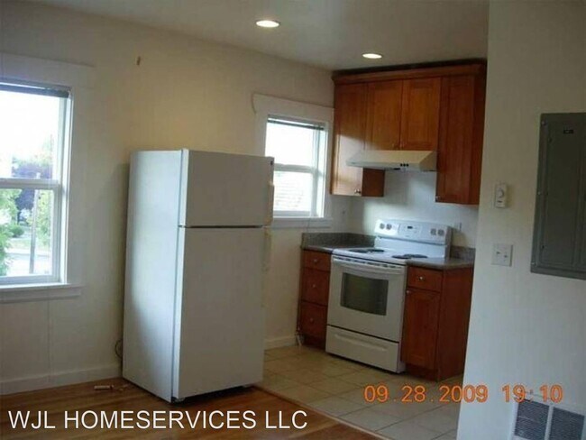 Building Photo - 4744 9th Ave NE
