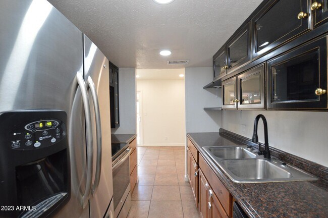 Foto del edificio - 1220 E Townley Ave