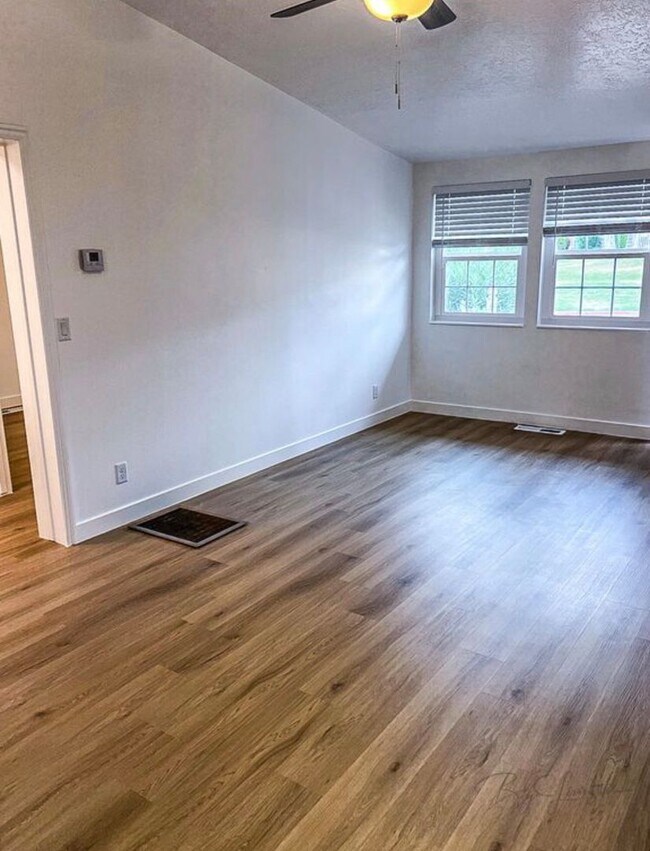 Building Photo - 600 N 2450 E