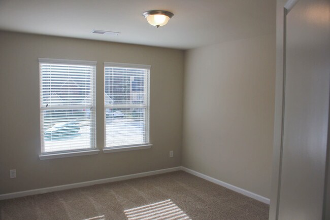 Building Photo - 345 Valley View Dr