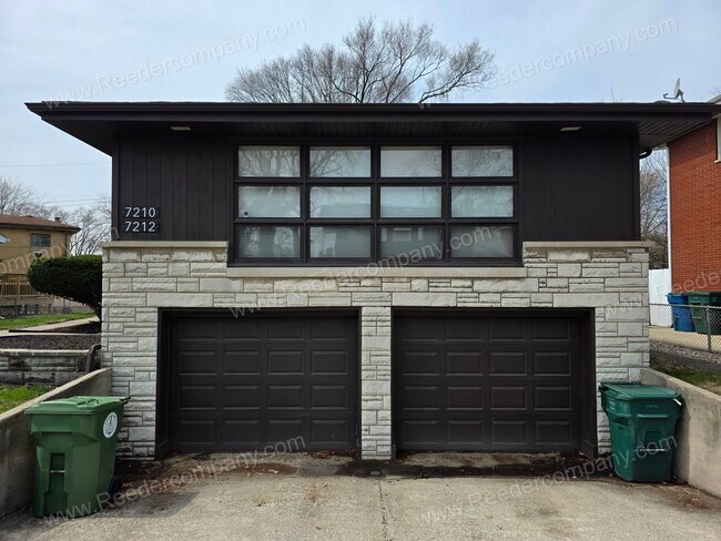 Foto del edificio - Spacious and updated 2 bedroom 1 bathroom Duplex