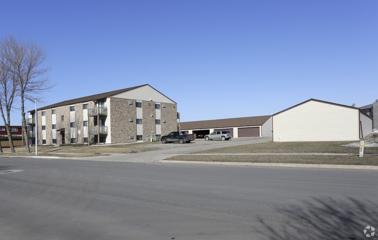 3220 9th St, Moorhead, MN 56560 Apartments in Moorhead, MN