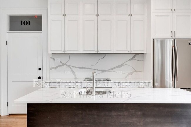 Building Photo - 2025 Monument Ave