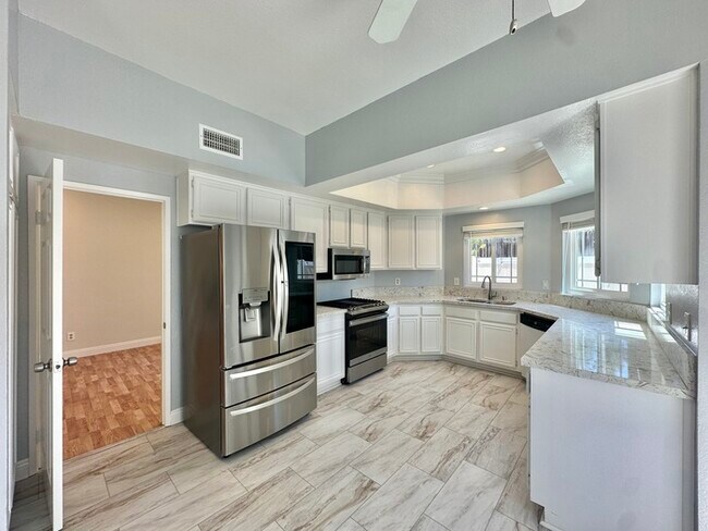 Foto del edificio - Spacious Updated Home In Desirable 92029 I...
