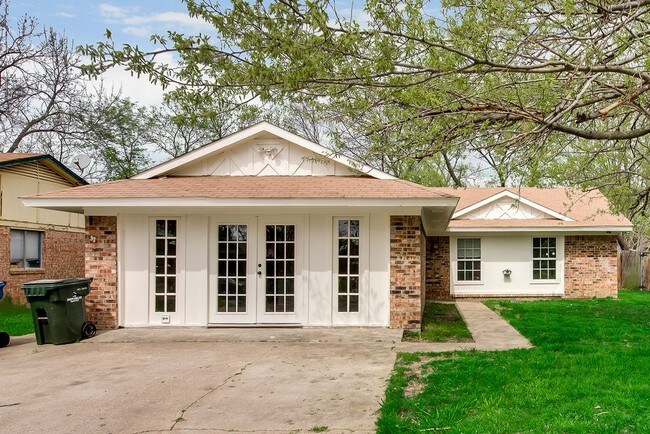 Building Photo - 1604 Woodhaven Dr