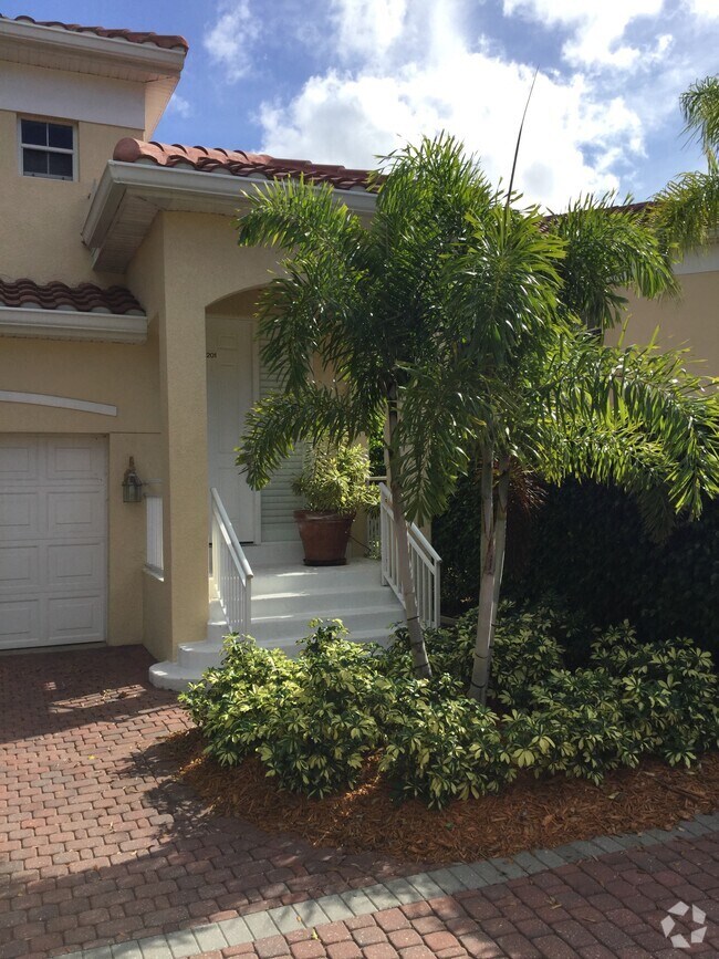 Pelican Bay Townhouses under 3,000 Naples, FL 259 Townhouses