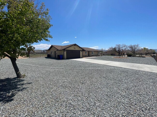 Building Photo - 3 BEDROOM SYCAMORE ROCKS HOME!