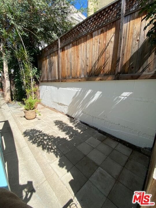 Building Photo - 1044 N Sweetzer Ave