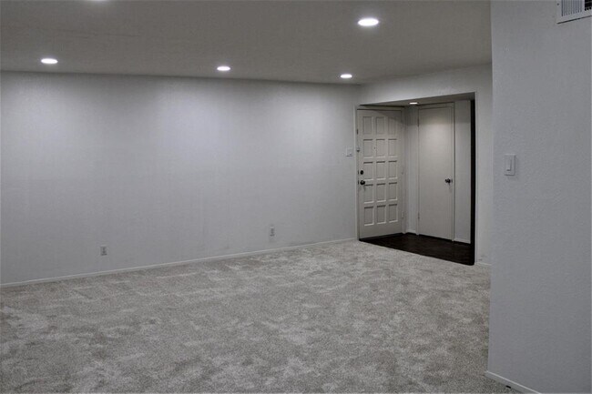 Foto del edificio - 6060 Birchbrook Dr
