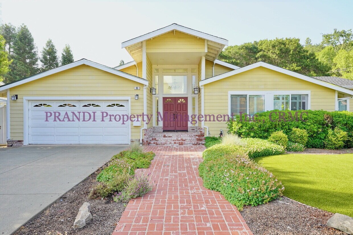 Foto principal - Country Club Home on Corner Lot, All One L...