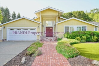 Building Photo - 85 Fairway Dr