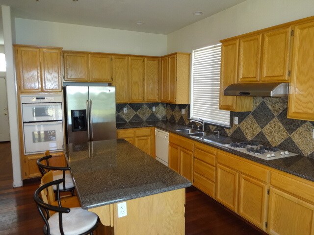 Foto del edificio - NICE SINGLE STORY HOME WITH 3 BEDROOMS, 2 ...