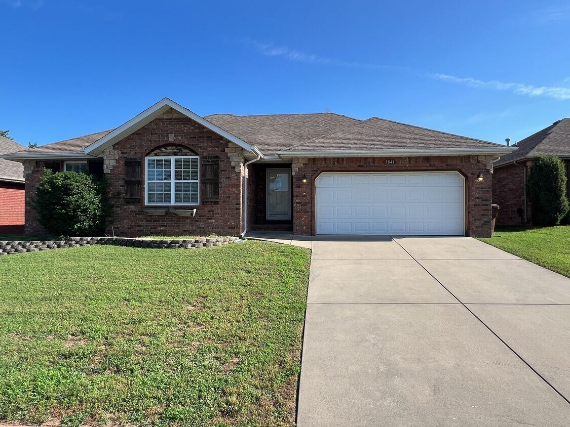 Foto principal - 3 Bedroom Home in Wonderful Neighborhood!
