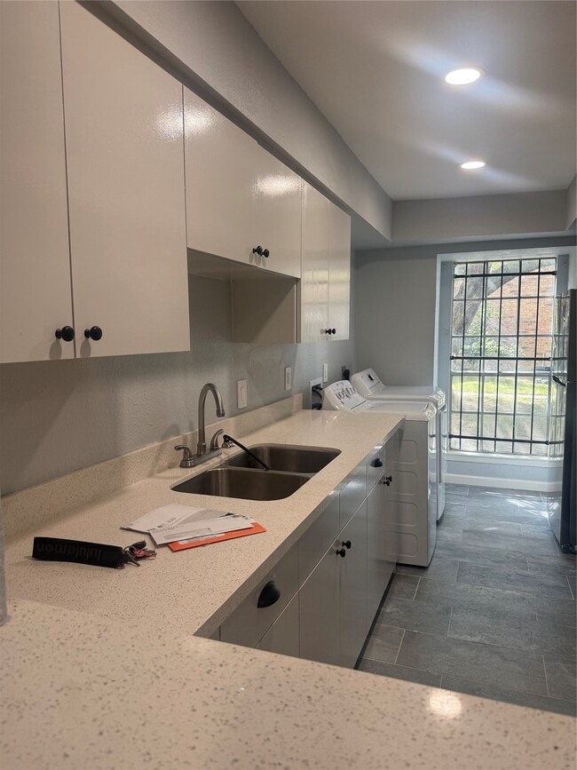 Building Photo - 7930 Grove Ridge Dr
