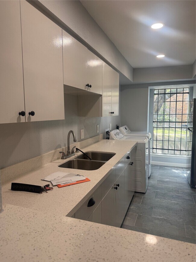 Foto del edificio - 7930 Grove Ridge Dr