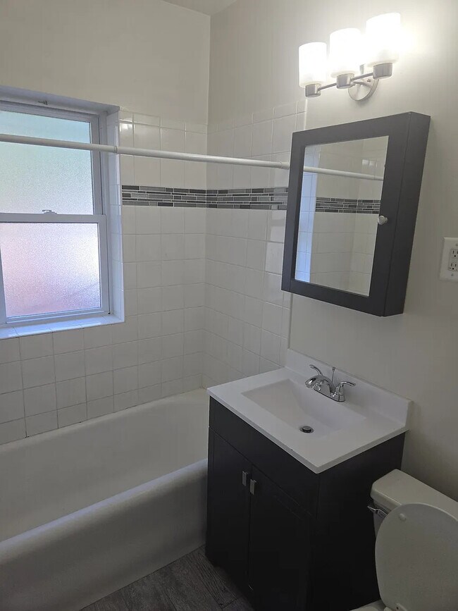 Foto del edificio - 3825 N Greenview Ave