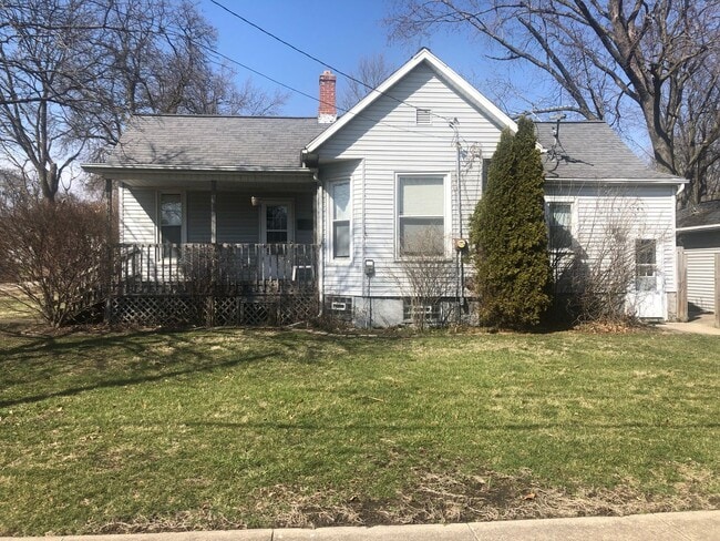 Building Photo - Very attractive 2BR 1 bath house with great location in Normal.  Washer/dryer provided with other...
