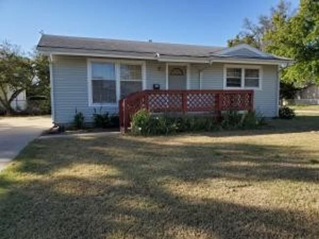 Building Photo - 3 Bedroom / 2 Bath House