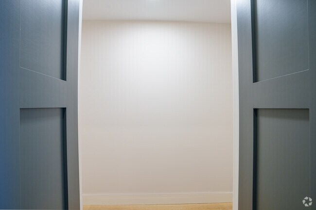 1 habitación, 1 baño - 819 pies cuadrados - Vestidor - 100 Plank