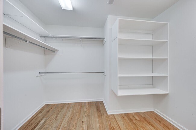 Building Photo - Available NOW! 4 Bed 3 Bath ALL Brick Hous...