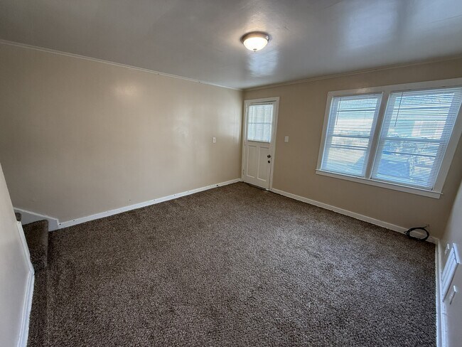 Foto del edificio - 341 Hemlock Dr