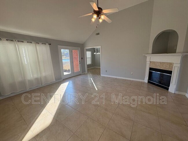 Foto del edificio - 2026 Lake Forest Dr