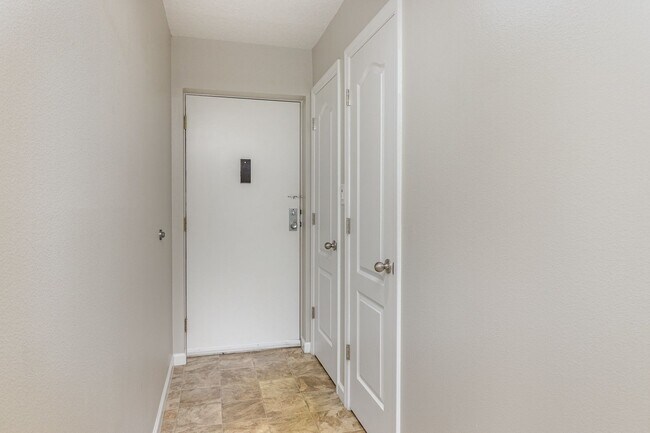 Foto del edificio - New Renovated Condo