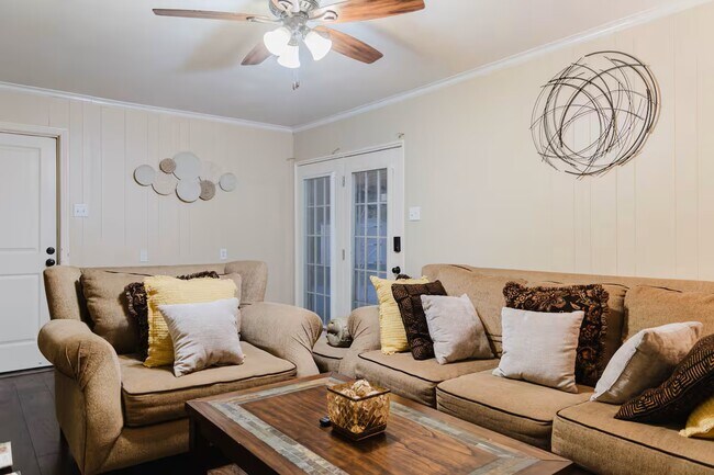Foto del edificio - 317 Willow Wood Ln