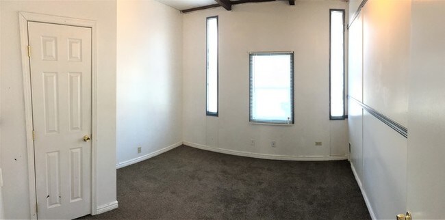 Building Photo - 3 bedroom 1 bath apartment