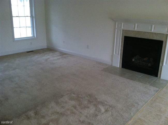 Building Photo - 4 br, 2.5 bath House - 127 Marathon Way