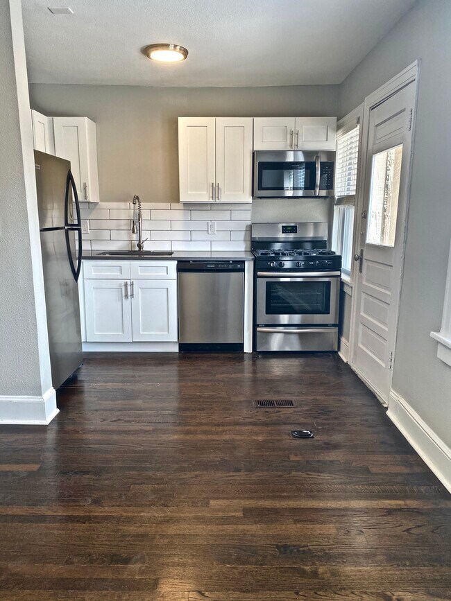 Foto del edificio - 4545 Main St