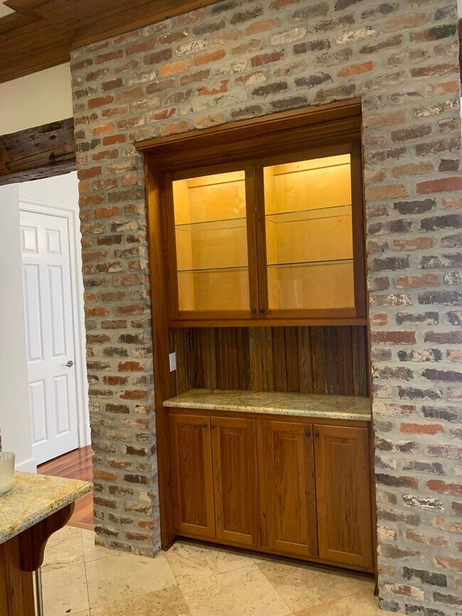 Foto del edificio - 2724 Bocage Lake Dr