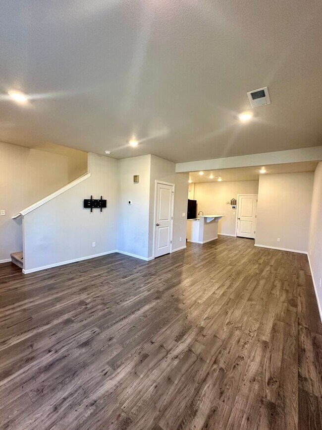 Building Photo - ? Modern 3-Bedroom Townhouse with Bright O...