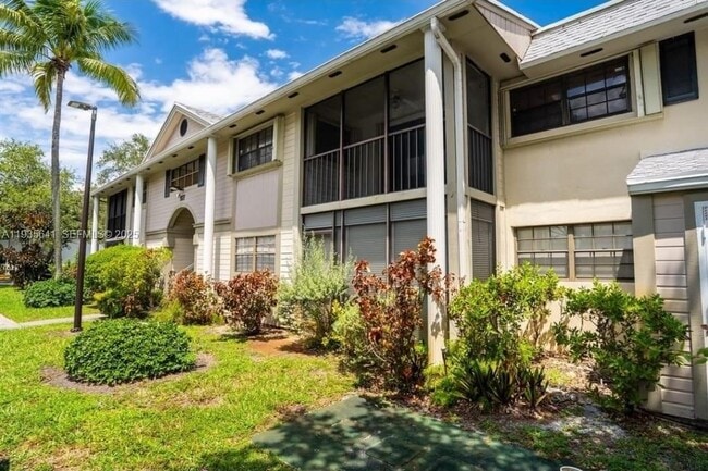 Building Photo - 811 NE 199th St