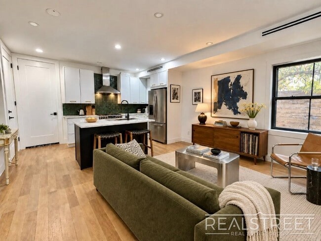 Spacious 3-Bedroom Duplex with Private Outdoor Space in Ocean Hill - Spacious 3-Bedroom Duplex with Private Outdoor Space in Ocean Hill Townhome