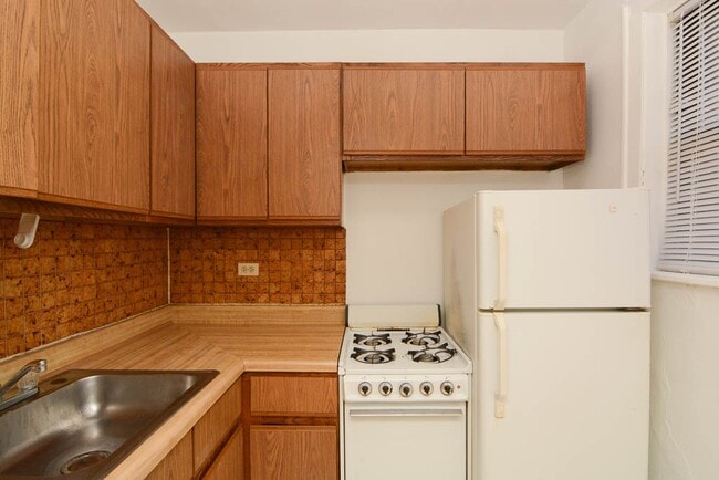 Building Photo - 742 W Belmont Ave