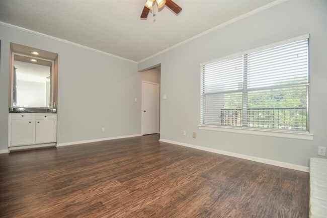 Building Photo - 728 Bering Dr