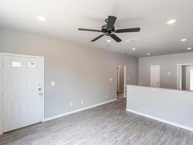 Building Photo - 523 North St